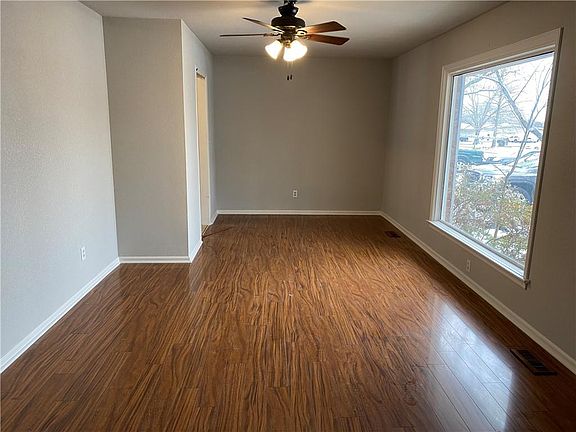 3rd image of 1099 E Rolling Hills Dr