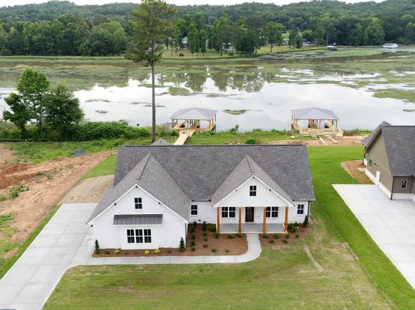 372 Lake Creek Dr, Guntersville, AL 35976