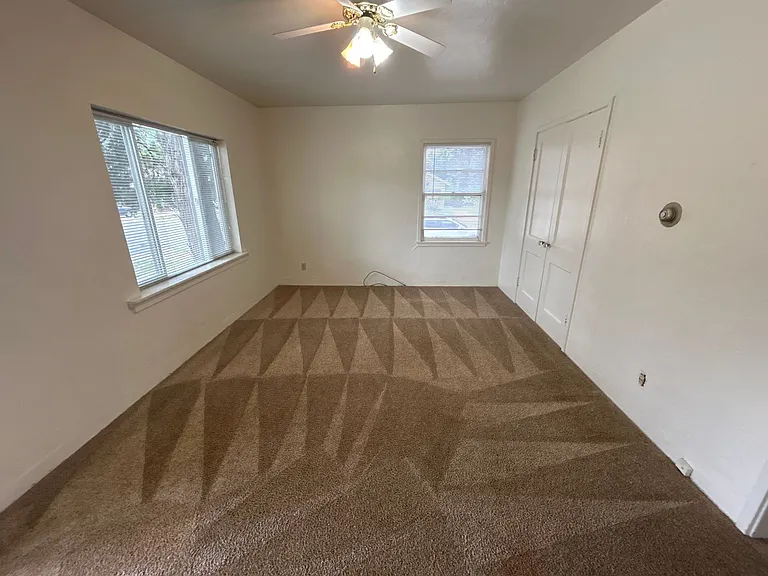 721 E College Dr — Photo 7