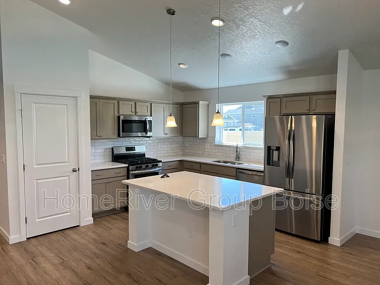 3794 E Berwick Dr — Photo 2