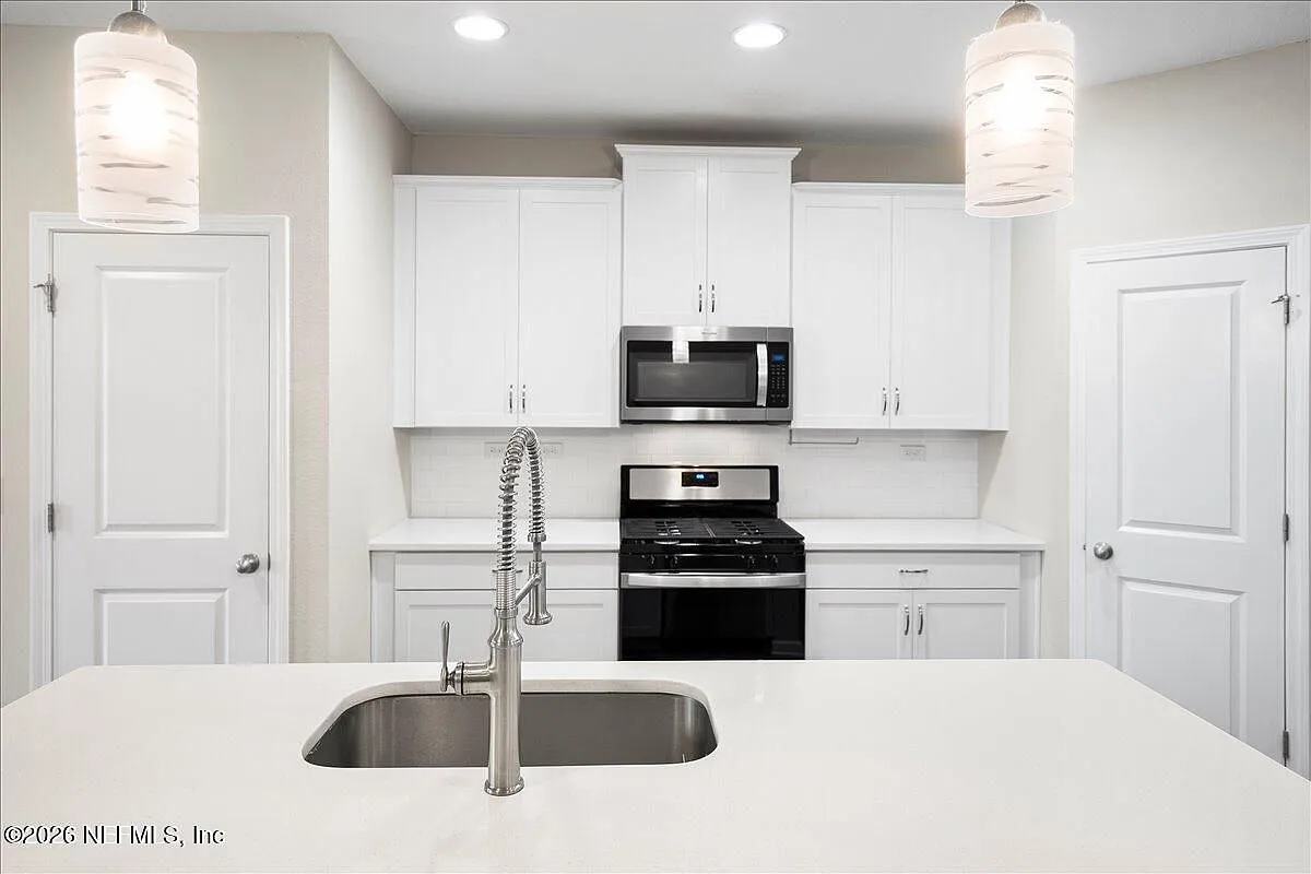 3 bed, 3.0 bath, 2081 sqft, $2,600 — Photo 4