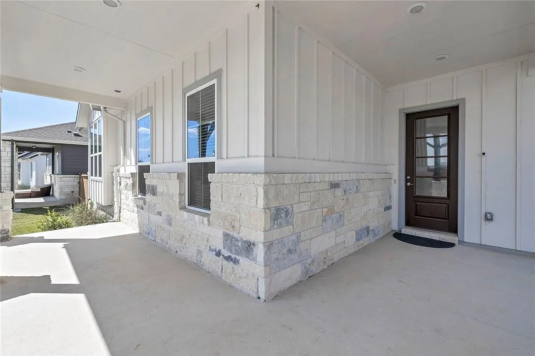 5 bed, 3.5 bath, 2729 sqft, $3,500 — Photo 3