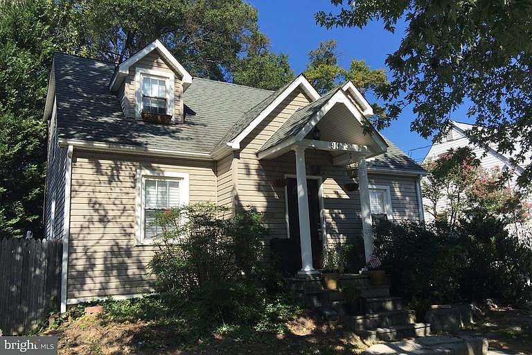 2nd image of 911 Nichols Dr