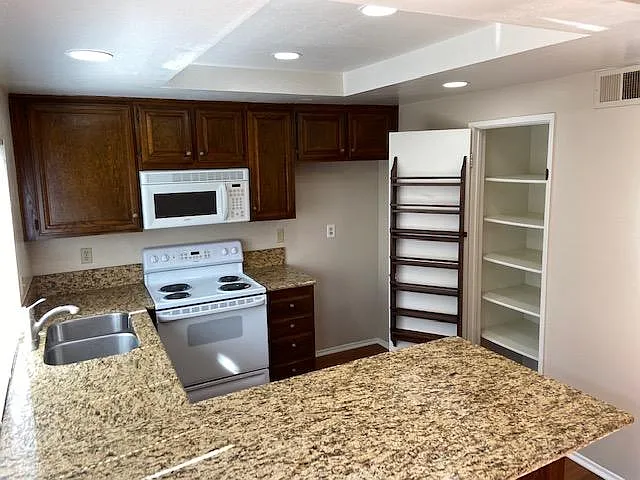1300 Stonewood Ct — Photo 3