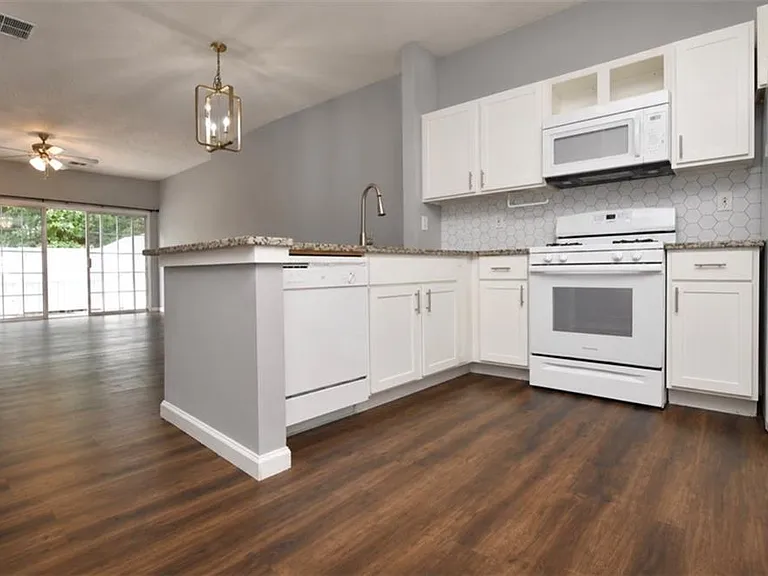 233 Buckland Dr — Photo 3