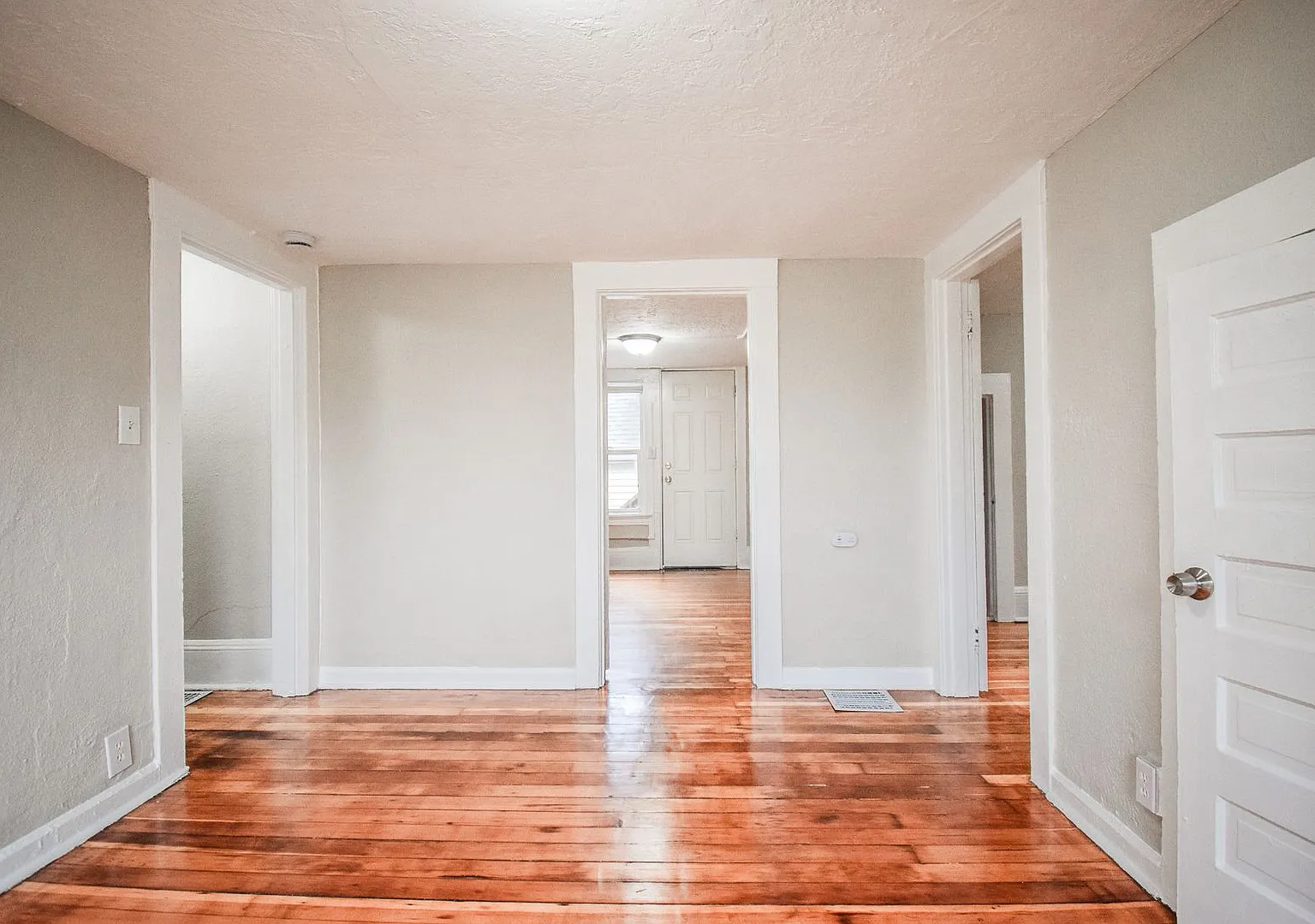 Upstairs 2BDRM Apartment in NE Portland! W/S/G included! — Photo 3