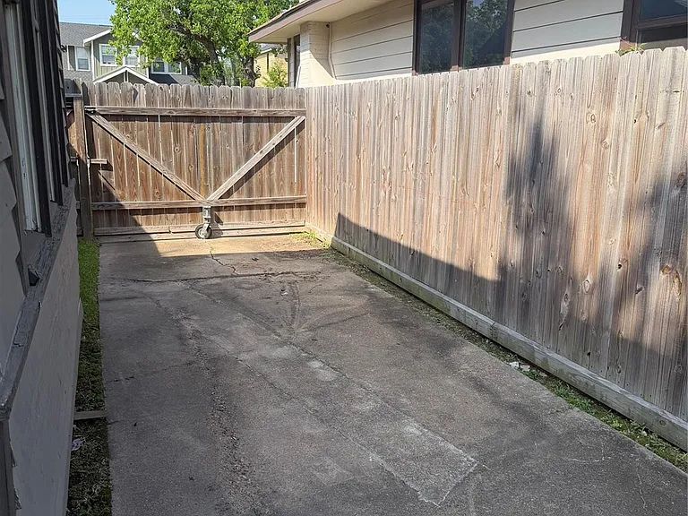 4530 Walker St — Photo 17