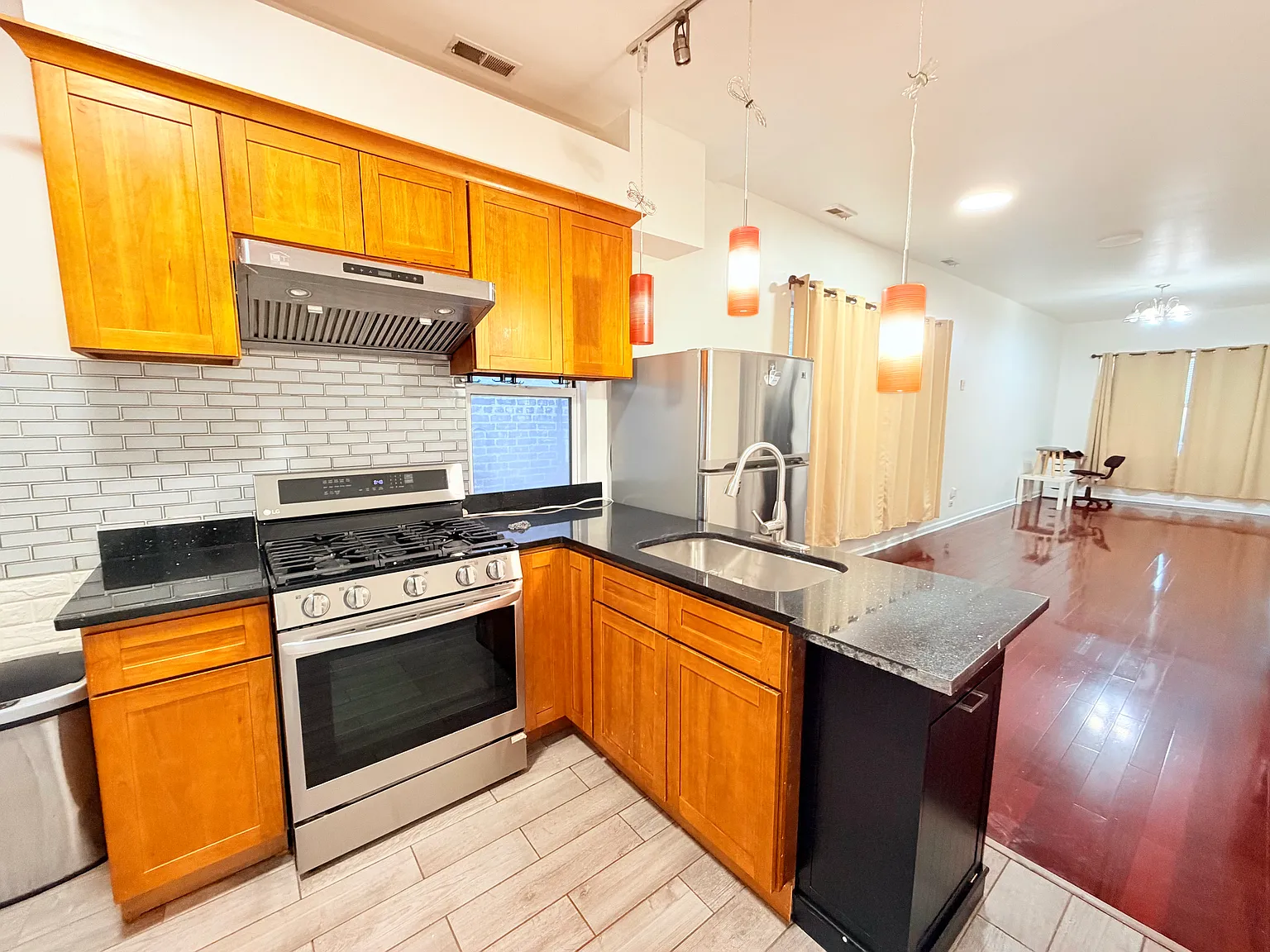 4 bed, 1600 sqft, $3,000 — Photo 2
