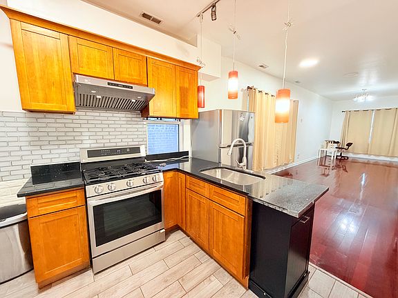 2nd image of 1228 W 31st Pl