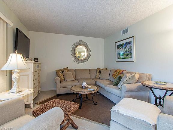 4th image of 318 Palm Dr #1