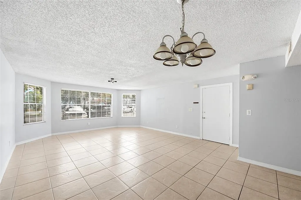 3 bed, 2.0 bath, 1287 sqft, $1,700 — Photo 2
