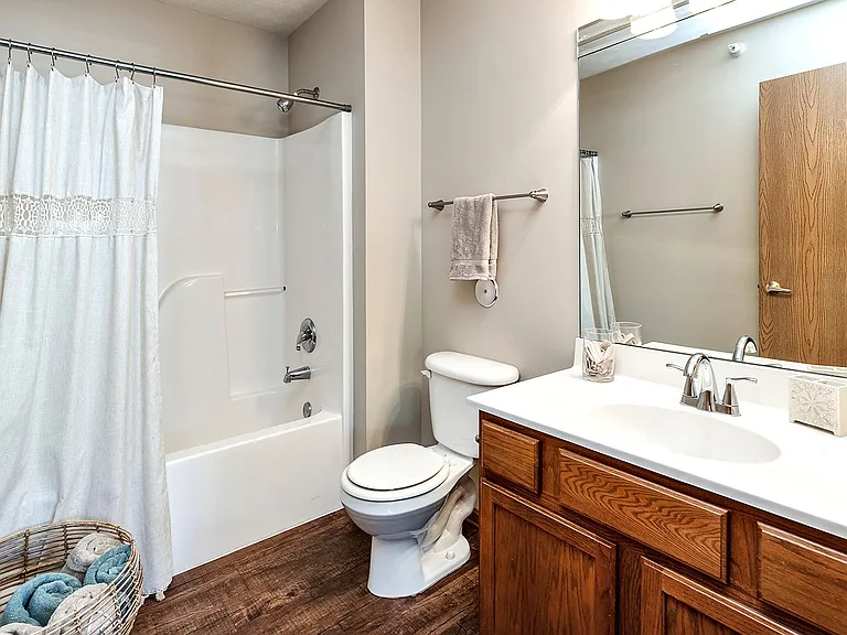 Tiburon View Apartments — Photo 14
