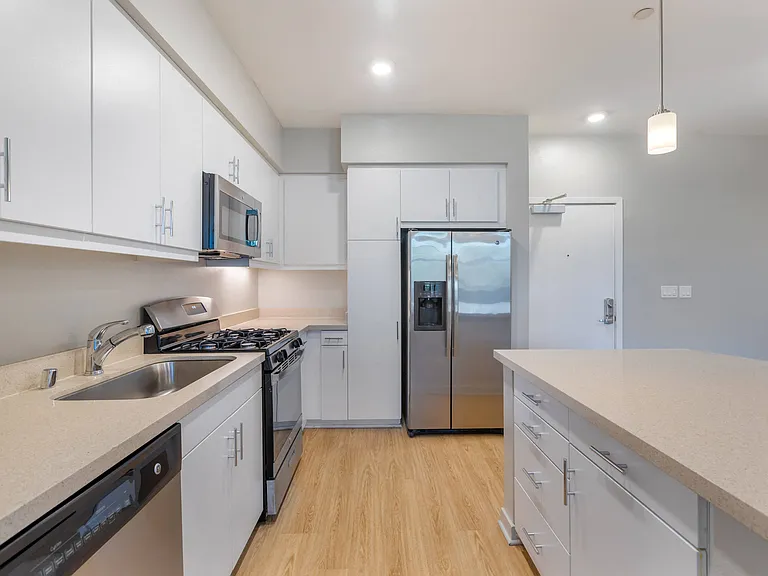 Metro Gateway Apartment Homes — Photo 20