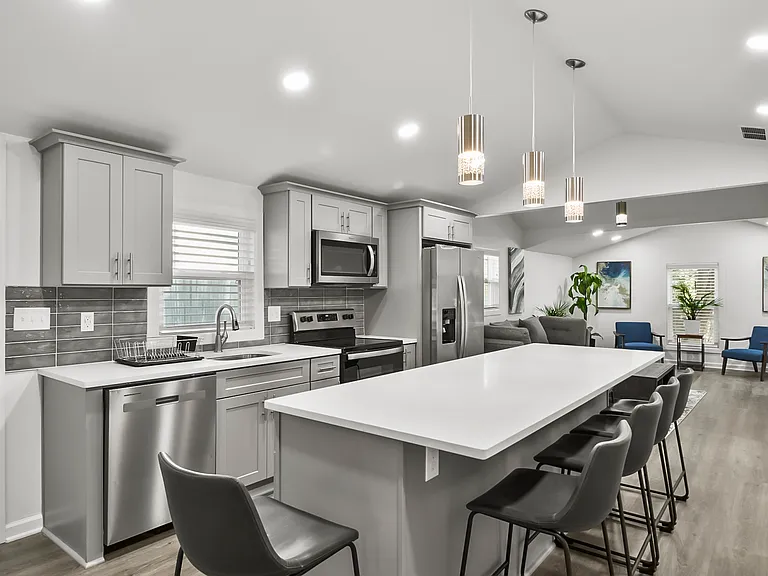 1135 Hillcrest Dr SE — Photo 16