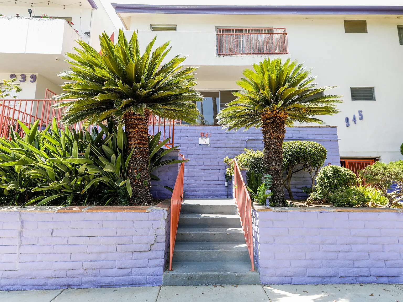 945 N Curson Ave — Photo 1