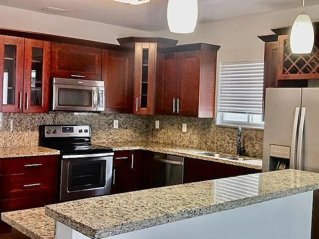 323 SW 11th St — Photo 2