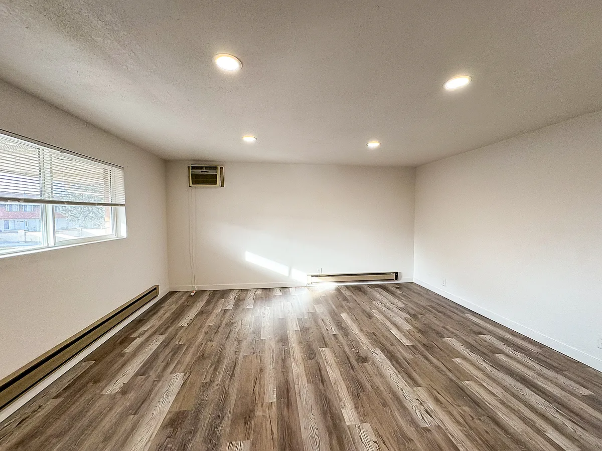 Building Photo - 1098 N 150 W