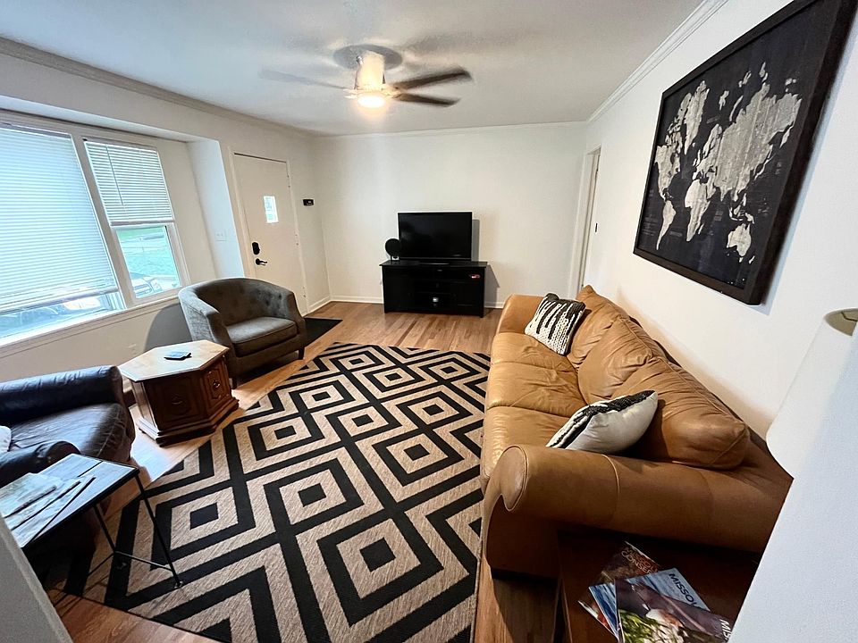 1st image of 8207 Ward Parkway Pl