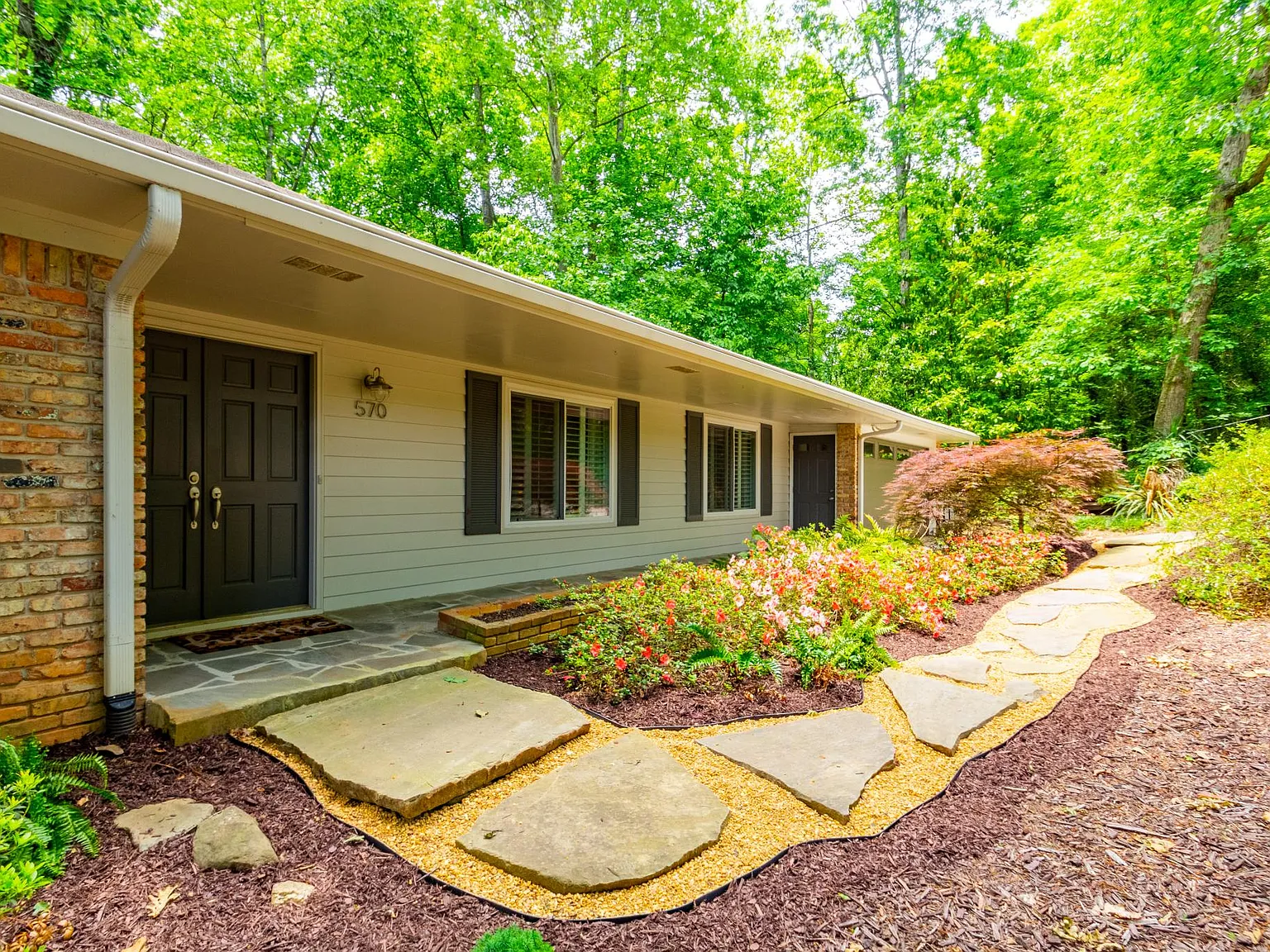 570 Elden Dr — Photo 3