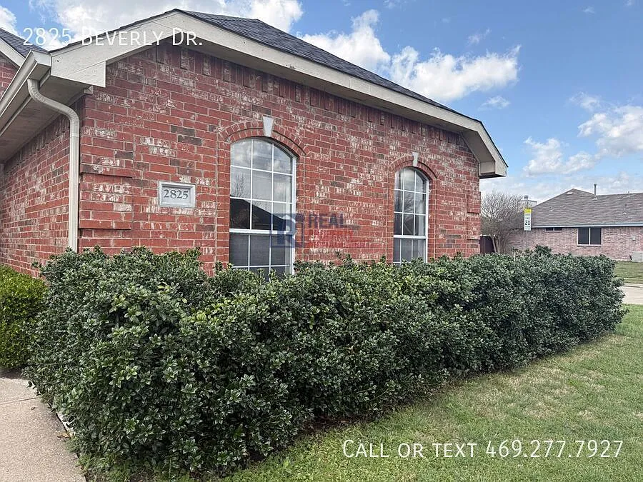 Building Photo - 2825 Beverly Dr