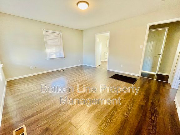2nd image of 913 N Oakland St