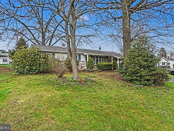 4th image of 907 Meadow Ln