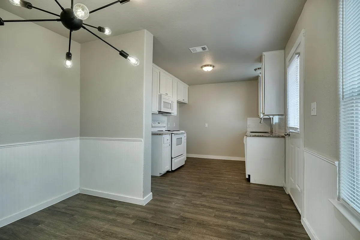 Building Photo - 520 W FM 243