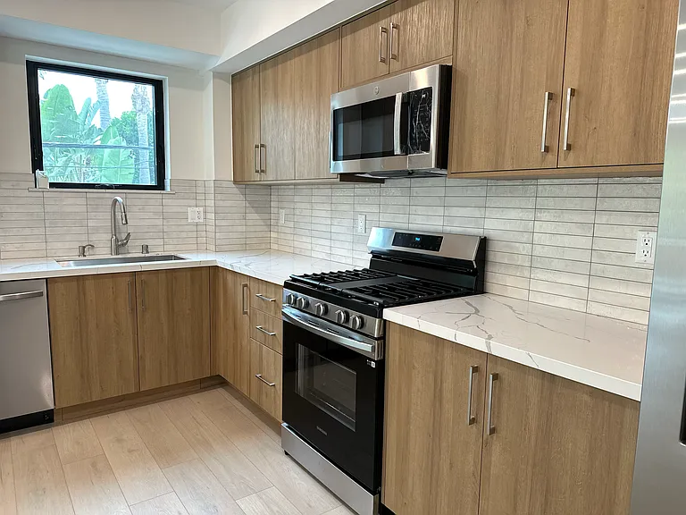 941 N Martel Ave #102 — Photo 7