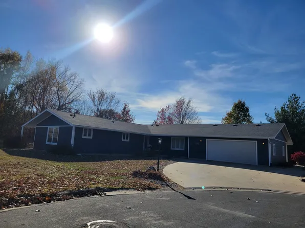 201 Oak Park Cir, Parkersburg, IA 50665