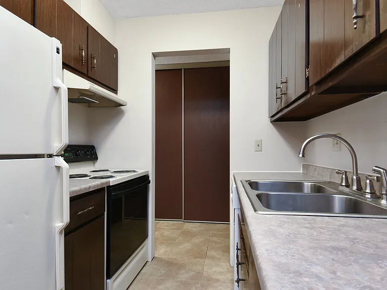 Roseville, MN Rosedale Estates | Kitchen