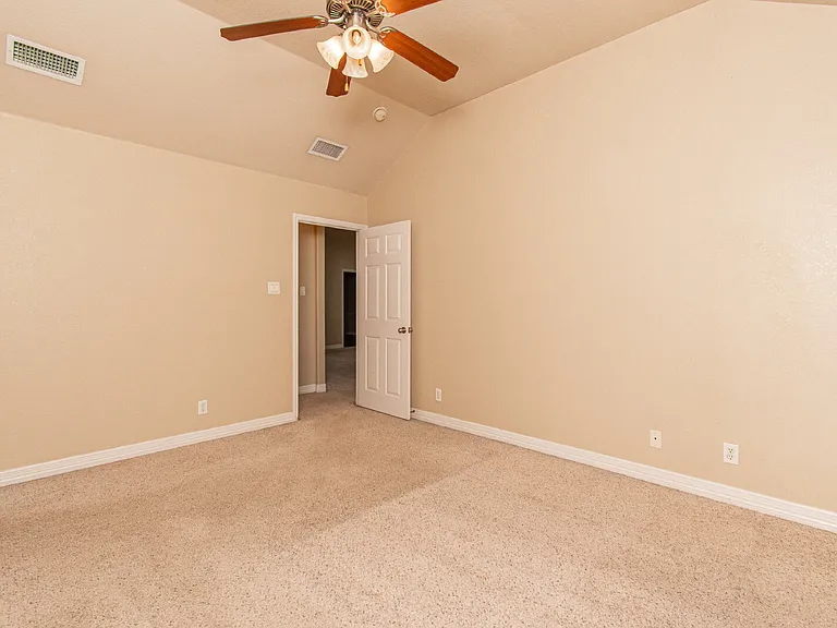 1401 Saxon Cir — Photo 14