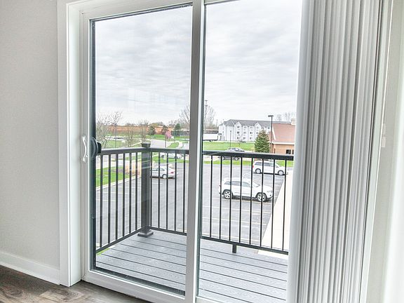 4th image of 667 Hastings Ave #201