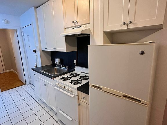 4th image of 237 W 18th St #3