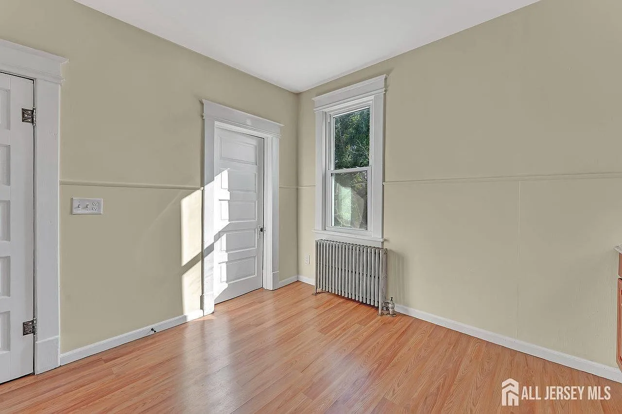 3 bed, 1.0 bath, $2,600 — Photo 2