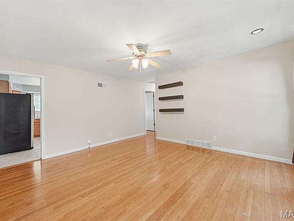 5th image of 860 Flora Ln