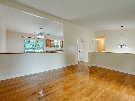 3rd image of 811 N Valleywood Cir