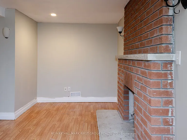 1702 Greenvale Cres — Photo 4