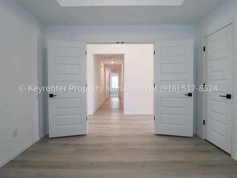 2908 S Redwood Ave — Photo 20