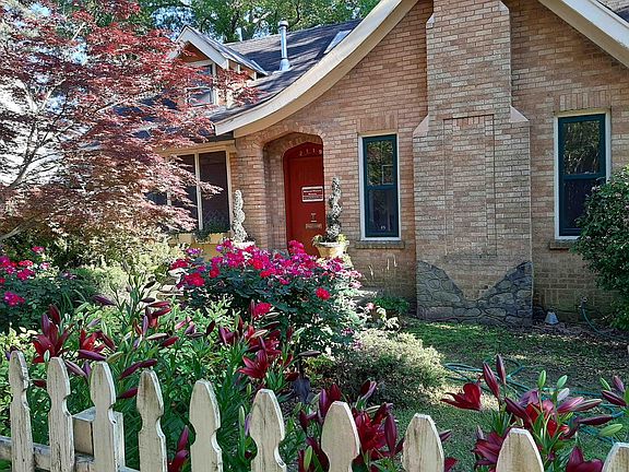Hidden front screened porch for exclusive use of apartment.