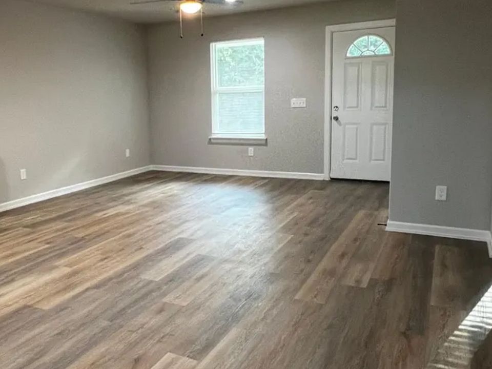 1st image of 402 W Okmulgee Ave