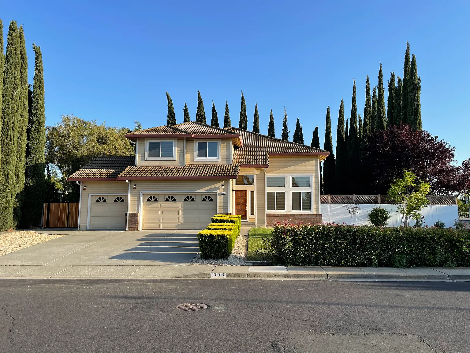 4 bed, 2.5 bath, 2095 sqft, $3,500 — Photo 2