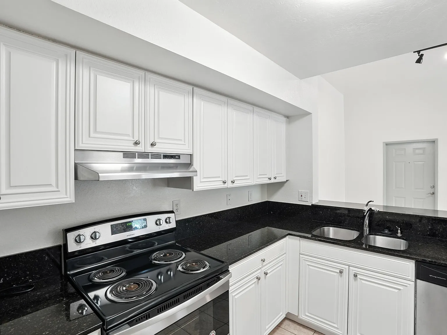 8255 Ibis Club Dr — Photo 2