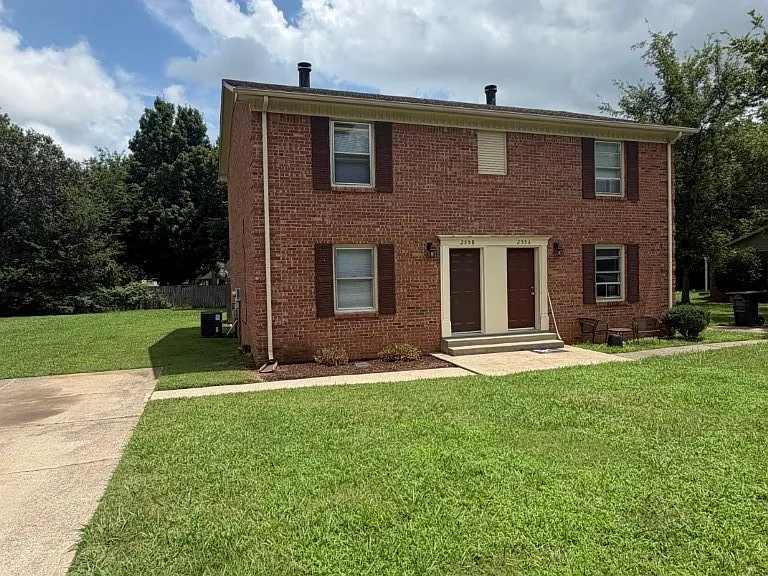 2558 Oak Hill Dr — Photo 1