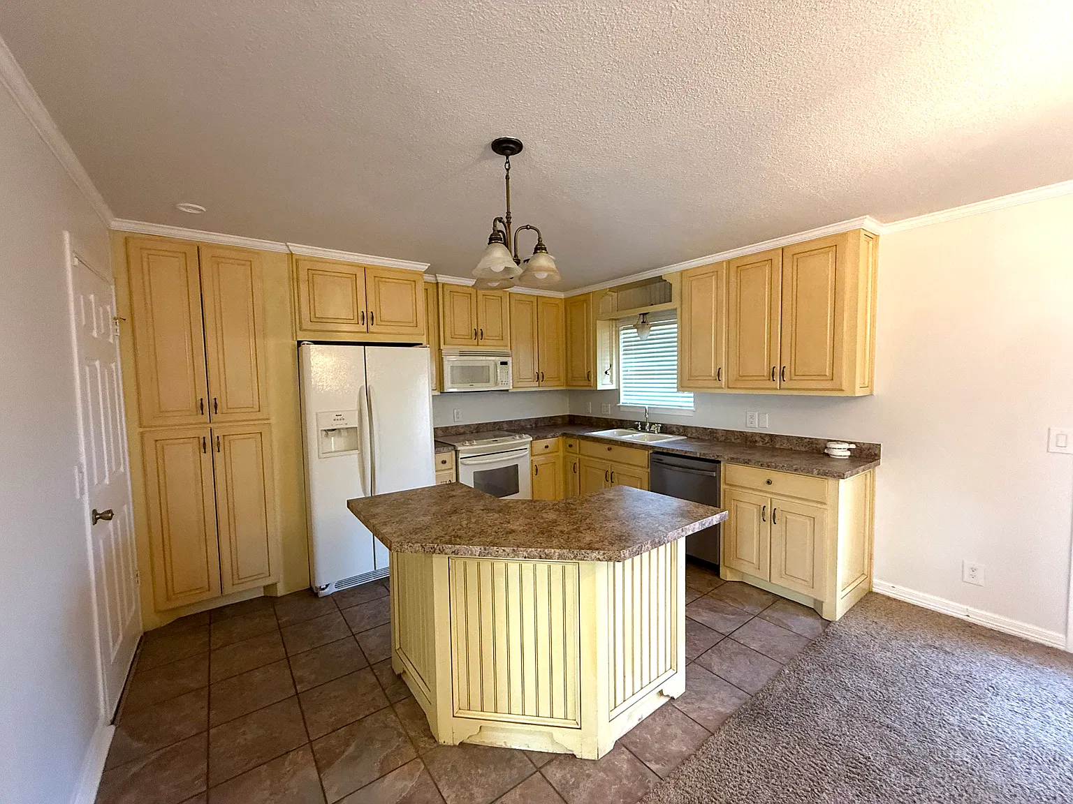 3 bed, 1.5 bath, 1080 sqft, $1,600 — Photo 2