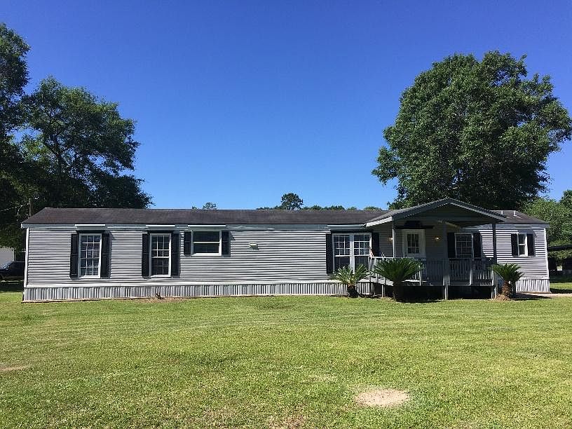 Exterior/ Approx. 1 Acre private lot with Beautiful shade trees