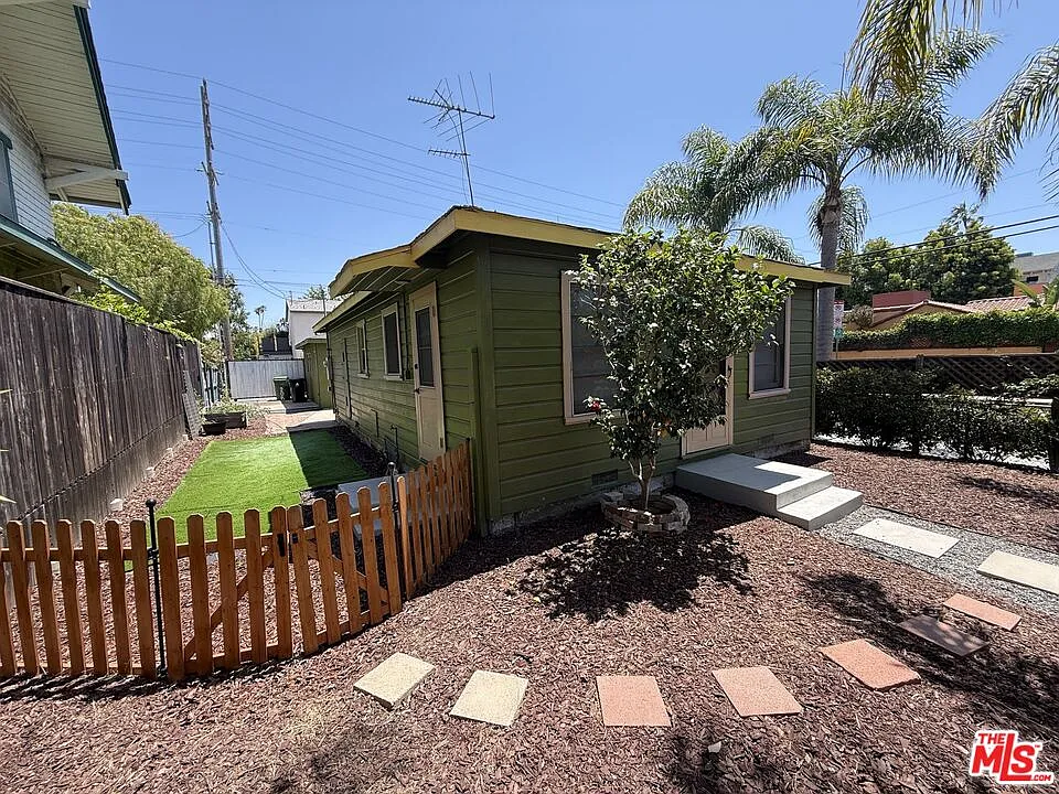2 bed, 2.0 bath, 700 sqft, $4,900 — Photo 3