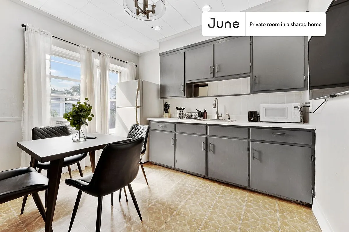Queen bedroom in 4 bed/2 bath home in Allston #502 D — Photo 4