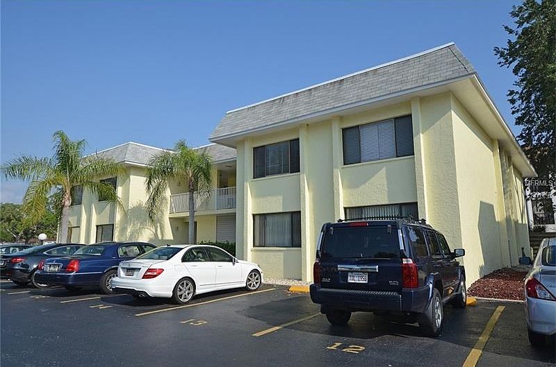 Easy walk to the beach, restaurants, grocery store and more!