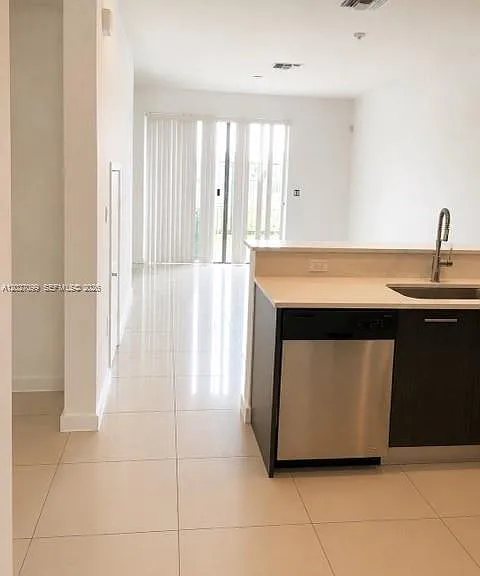 1370 NW 34th Way #1370 — Photo 2