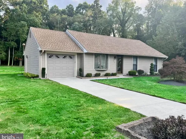 555 Greenbriar Dr, Williamstown, NJ 08094